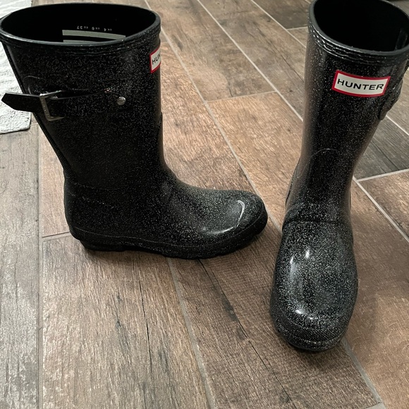 HUNTERS - Picture 2 of 3